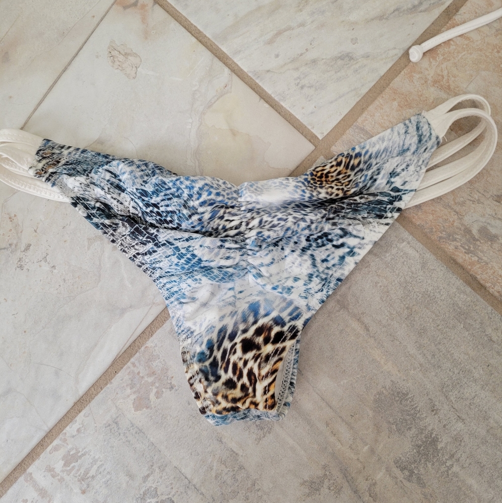 Bikini - Picture 2 of 3
